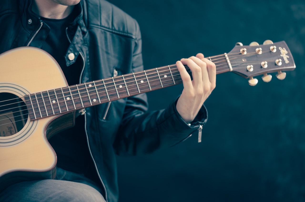 Personliga intervjuer varvas med musik.